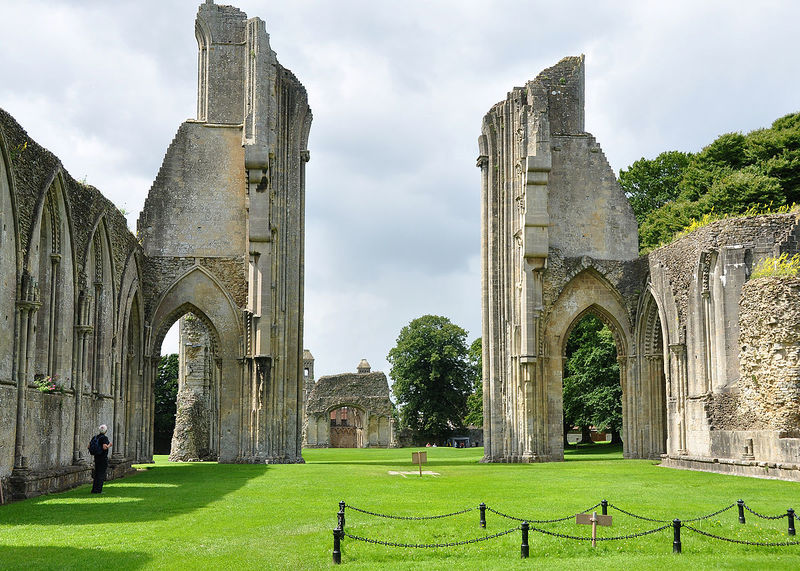 File:Glastonbury Abbey ruins 6.jpg